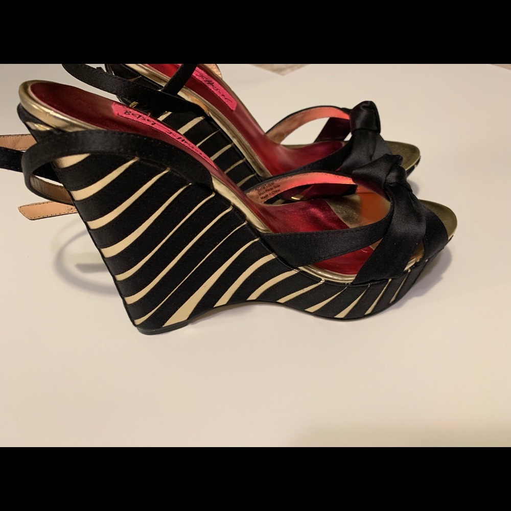 Ladies shoes.